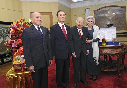 1月20日,在新春佳節(jié)來臨之際,國務(wù)院總理溫家寶在北京看望柬埔寨太皇諾羅敦·西哈努克,太后諾羅敦·莫尼列·西哈努克和國王諾羅敦·西哈莫尼,向他們轉(zhuǎn)達(dá)了胡錦濤主席和夫人的親切問候,并祝他們新春快樂,祝太皇夫婦健康長(zhǎng)壽。新華社記者 饒愛民 攝