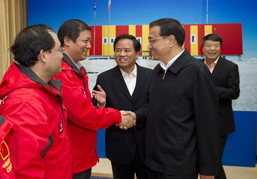 1月19日,中共中央政治局常委、國務院副總理李克強來到國家海洋環(huán)境預報中心,通過視頻和電話連線,向正在冰雪極地和遼闊大洋執(zhí)行任務的科考隊員致以新年祝福和節(jié)日問候,并考察了海洋預報和衛(wèi)星應用工作。這是李克強同在場的極地大洋科考隊員、蛟龍?zhí)柡T囮爢T親切握手。新華社記者 黃敬文 攝
