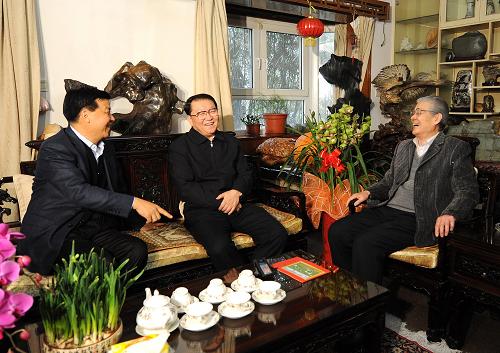 在中華民族傳統(tǒng)佳節(jié)春節(jié)即將到來之際,中共中央政治局常委李長(zhǎng)春近日分別看望文化界一批知名人士,代表胡錦濤總書記和黨中央向他們表示親切慰問,并向全國(guó)廣大文化工作者致以誠(chéng)摯問候和良好祝愿。 這是1月19日,李長(zhǎng)春在看望著名話劇藝術(shù)家藍(lán)天野(右)時(shí),一起探討表演藝術(shù)。新華社記者劉建生攝