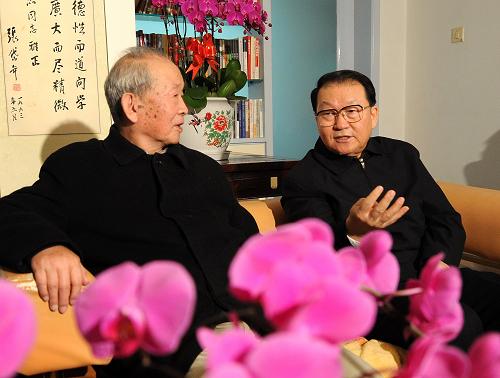 這是1月19日,李長(zhǎng)春看望著名倫理學(xué)家羅國(guó)杰。新華社記者劉建生攝