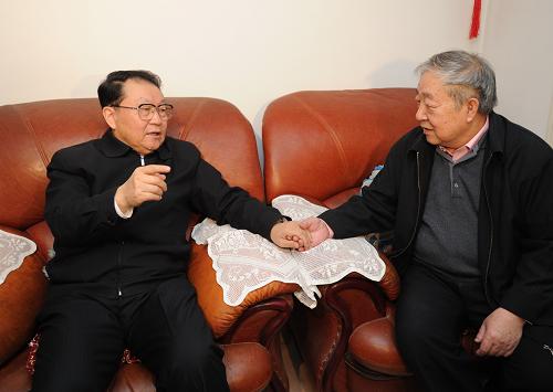 這是1月18日,李長(zhǎng)春看望著名播音員王鐵城。 新華社記者馬占成攝