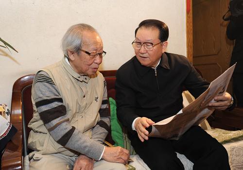 這是1月18日,李長(zhǎng)春看望著名指揮家嚴(yán)良堃。新華社記者馬占成攝