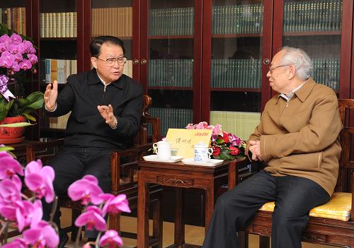 這是1月18日,李長(zhǎng)春看望古籍整理出版專家傅璇琮。新華社記者馬占成攝
