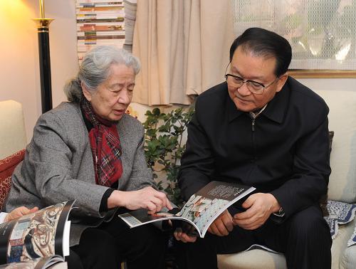 這是1月18日,李長(zhǎng)春看望原中央工藝美術(shù)學(xué)院院長(zhǎng)常沙娜。 新華社記者馬占成攝