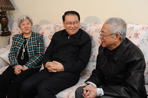 這是1月18日,李長(zhǎng)春看望著名作家鄧友梅。新華社記者馬占成攝