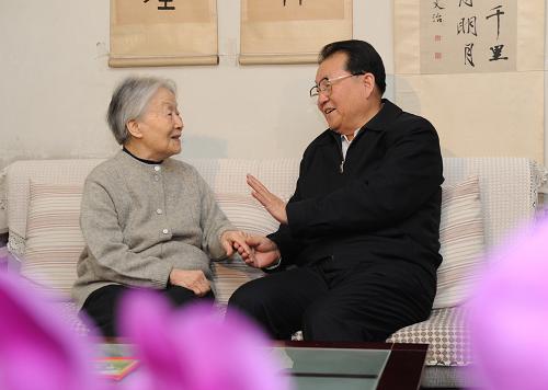 這是1月18日,李長(zhǎng)春看望著名學(xué)者楊絳。新華社記者馬占成攝