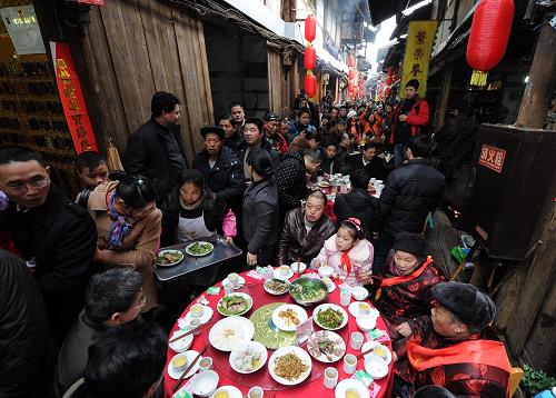 1月21日,中山古鎮(zhèn)當(dāng)?shù)鼐用裢?#8220;千米長宴”,共迎新春。當(dāng)日,“第七屆江津中山古鎮(zhèn)‘千米長宴’民俗民生文化活動(dòng)”在重慶江津中山古鎮(zhèn)開幕,活動(dòng)包括為長壽老人拜壽、祭祀祈福、千米長宴、龍燈花燈拜年、送春聯(lián)等內(nèi)容。“千米長宴”是中山古鎮(zhèn)的傳統(tǒng)民俗,每年春節(jié)期間,古鎮(zhèn)老街居民在千米古街上擺百家宴,共慶生意興隆、家業(yè)興旺,共祝風(fēng)調(diào)雨順、五谷豐登。新華社記者 李健 攝