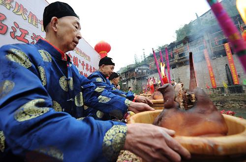 1月21日,當(dāng)?shù)鼐用衽e行傳統(tǒng)的祭祀祈福儀式。新華社記者 李健 攝