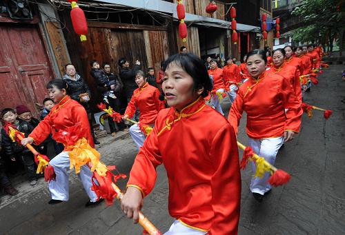 1月21日,當(dāng)?shù)鼐用癖硌輦鹘y(tǒng)民俗“打錢竿”。新華社記者 李健 攝