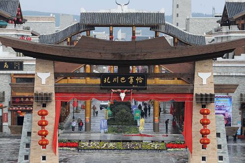 1月21日拍攝的紅燈高掛的北川新縣城步行街“巴拿恰”。 當日是農歷臘月二十八,龍年新春將至,新北川街頭花團錦簇,張燈結彩,處處洋溢著喜慶祥和的節(jié)日氣氛。新華社記者 李橋橋攝