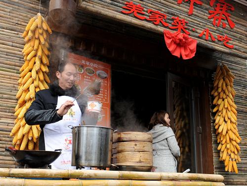 1月21日,北川街邊一家小吃店在為鄉(xiāng)親制作傳統(tǒng)冒菜。新華社記者 李橋橋攝