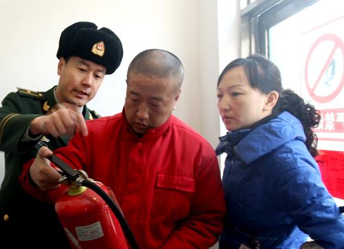 1月18日,克拉瑪依白堿灘區(qū)聯(lián)合執(zhí)法人員在一個煙花爆竹銷售點檢查滅火器。新華社發(fā)(周建玲 攝)