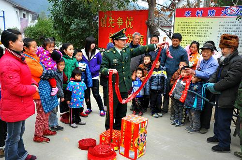 1月21日,在江西省靖安縣高湖鎮(zhèn)古楠村,消防大隊教導(dǎo)員向村民講授爆竹的正確燃放方法。新華社發(fā)(徐仲庭 攝)