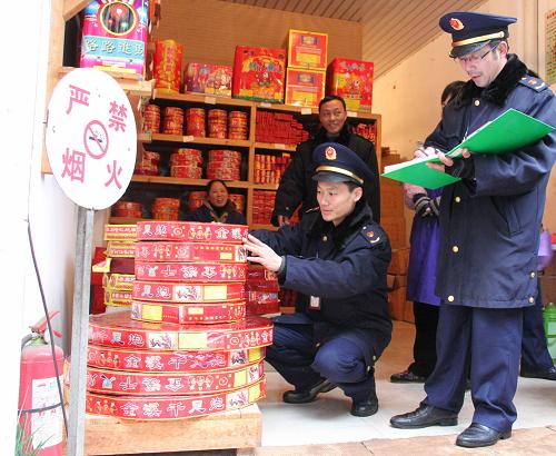 1月19日,江西省遂川縣泉江工商分局執(zhí)法人員在一家煙花爆竹銷售經(jīng)營戶檢查。