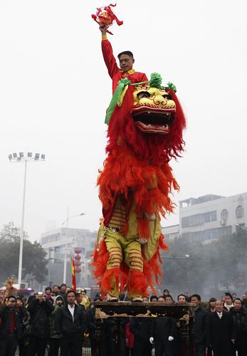1月23日,龍獅隊(duì)員在湖南永州市安康廣場(chǎng)進(jìn)行表演。