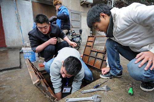 1月23日,福州市自來水二次供水公司維護(hù)班組的工作人員在福州市斗池新村內(nèi)搶修破裂的自來水進(jìn)水主管道。春節(jié)期間,福州市供電、供水、環(huán)衛(wèi)等部門采取有力措施,全力以赴保障崗位值班,加強(qiáng)安全生產(chǎn)管理,確保市民過一個整潔、祥和、溫暖的新春佳節(jié)。新華社記者 林善傳 攝