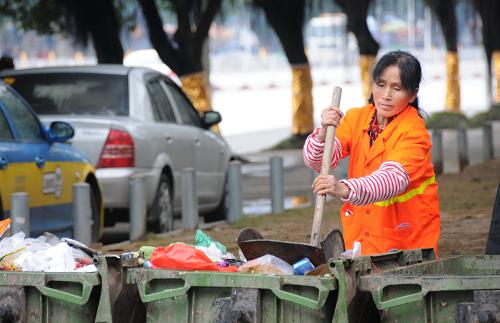 1月23日,福州市倉山區(qū)環(huán)衛(wèi)所的一名工人在福州倉山區(qū)白湖亭車站旁收集清理垃圾。新華社記者 林善傳 攝