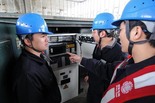 1月23日,福州市電業(yè)局鼓樓分局搶修班的工作人員在福州市福飛北路處理故障。新華社記者 林善傳 攝