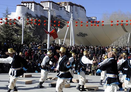 1月23日,演員表演藏族傳統(tǒng)舞蹈——踢踏舞。當日,西藏自治區(qū)的文藝工作者在拉薩龍王潭公園內唱歌跳舞慶祝新春,祝福祖國龍年吉祥。新華社記者 覺果 攝