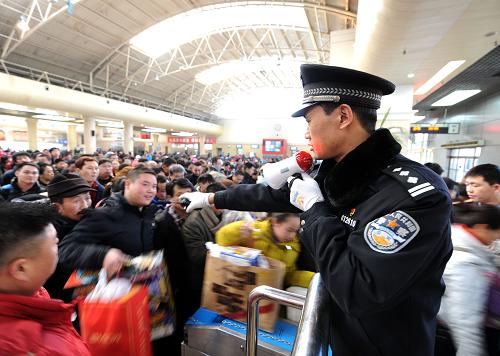 1月23日,在大連火車站,林明友指揮旅客有序進(jìn)站。林明友是大連火車站派出所民警,他已經(jīng)連續(xù)4個春節(jié)堅守在工作崗位上。去年春運期間林明友的岳父病危,但他因為工作走不開,未能與老人見上最后一面。今年春運,他又和全所50多名民警奮戰(zhàn)在一線,進(jìn)站口、安檢處、制證處、站臺上都是他們?yōu)槁每头?wù)的身影。制證有序、購票有序、進(jìn)站有序,是他們在實名制售票的春節(jié)里獻(xiàn)給旅客最好的禮物。新華社記者 李鋼 攝