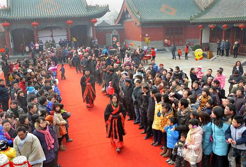 1月23日,主持祭孔活動的執(zhí)事人員進入祭祀儀式現(xiàn)場。當日,鄭州文廟舉行“新春祭孔”活動。春節(jié)假日期間,“新春祭孔”將每天上下午各舉行一次,市民和游客可通過親身體驗祭孔儀式,加深對中國文化的了解。新華社記者 王頌 攝