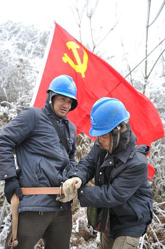 1月23日,觀冰員陳定(左)在同事的幫助下拴上安全帶,準(zhǔn)備手動清除電線覆冰。當(dāng)日是農(nóng)歷春節(jié)的大年初一,對于陳定和他的“戰(zhàn)友”來說,這是又一個“艱難”的春節(jié)。陳定,37歲,中國南方電網(wǎng)貴州電網(wǎng)公司貴定供電局城北供電所觀冰員。從2008年至今,陳定只在家完整過過一次春節(jié),其余的新年,陳定都與滿山冰雪相伴。今年的除夕夜,陳定這樣度過:從早上8點到晚上7點,在新鋪鄉(xiāng)的大山深處搶修因覆冰而出現(xiàn)安全隱患的電線。新鋪鄉(xiāng)由于海拔較高,屬于貴州凝凍氣候的極端地區(qū),當(dāng)日電線覆冰已達(dá)到10毫米厚,需要觀冰員沿線檢查,手動除冰。大年初一清晨,陳定再次投入到工作——沿著電網(wǎng)步行7公里,記錄沿線覆冰情況,對覆冰嚴(yán)重的地區(qū)進(jìn)行除冰作業(yè)。沿途的道路早已被厚厚的冰雪覆蓋,陳定與戰(zhàn)友牽手前行,卻仍時常摔倒在冰面上。中午累了,只能就著滿是碎冰的礦泉水吃點面包。“我們?nèi)绻菹⒘?,這個片區(qū)的300余戶百姓就可能因為停電無法過個溫暖的新年。”陳定說,自己雖然無法在家過年,但能確保老百姓過個好年,自己覺得也值了。新華社記者 歐東衢 攝
