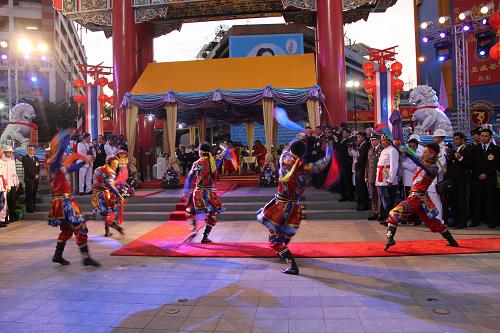 1月23日,中國蒙古族藝術(shù)團(tuán)在泰國曼谷唐人街“歡樂春節(jié)”活動(dòng)開幕式上表演舞蹈《草原荒歌》。新華社記者黎藜攝