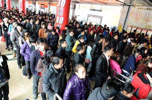 1月26日,旅客在廣西羅城縣汽車(chē)總站排隊(duì)購(gòu)買(mǎi)車(chē)票。春節(jié)假期過(guò)半,隨著許多出行旅客陸續(xù)返回,以及一些人員開(kāi)始外出打工,春運(yùn)返程客流漸增。新華社發(fā)(吳耀榮 攝)
