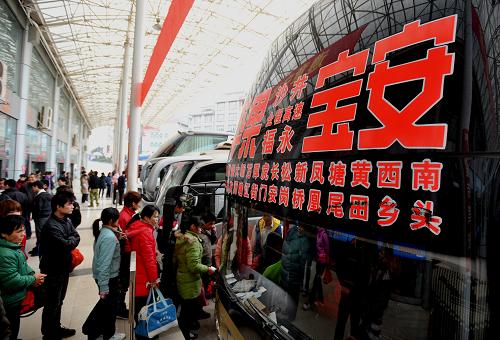 1月25日,旅客在廣西百色市平果縣汽車(chē)總站排隊(duì)登上開(kāi)往廣東省深圳市寶安區(qū)的客車(chē)。新華社發(fā)(羅郅肯 攝)