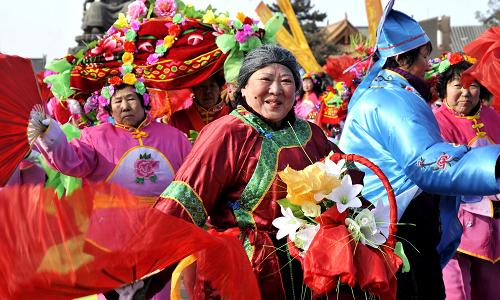 1月29日,呼和浩特玉泉區(qū)民間藝人在大召廣場扭秧歌。當(dāng)日,為期十天的內(nèi)蒙古呼和浩特市2012年春節(jié)、元宵節(jié)文化廟會在玉泉區(qū)明清古城舉行民間藝術(shù)展示、巡游活動。本屆文化廟會以“感受民俗文化、共度新春佳節(jié)”為主題,舉行民俗展示、文體娛樂、科普宣傳等活動,極大豐富了市民們的節(jié)日生活。新華社記者 張領(lǐng) 攝
