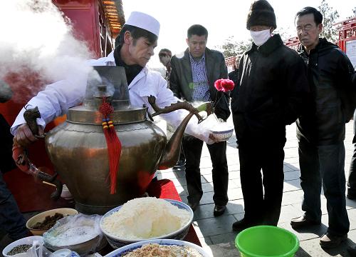 1月29日,呼和浩特玉泉區(qū)民間藝人在大召廣場展銷傳統(tǒng)油茶面。新華社記者 張領(lǐng) 攝