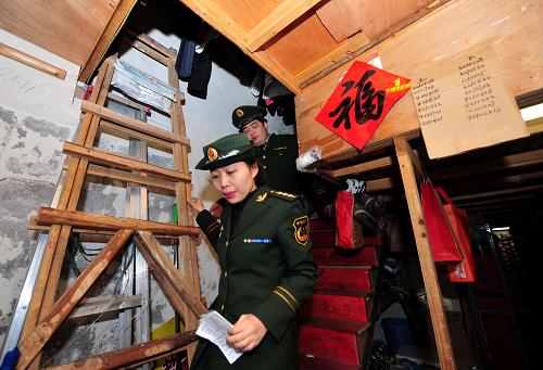 福州市臺(tái)江中亭街店面私設(shè)閣樓倉庫情況十分嚴(yán)重,民警在對(duì)存在嚴(yán)重消防安全隱患的地方進(jìn)行排查(2月3日攝)。新華社記者 魏培全 攝