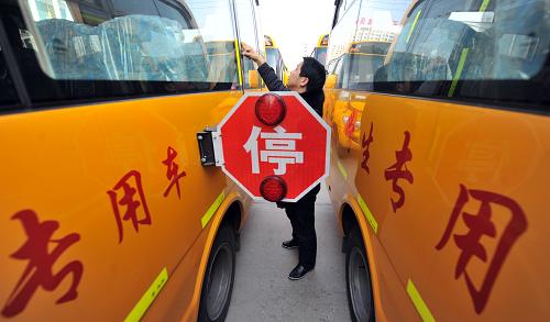 2月3日,一名司機(jī)在查看即將投入使用的“大鼻子”校車。新華社記者 劉軍喜 攝