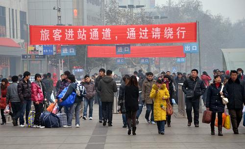 2月6日,在鄭州火車站廣場(chǎng)的臨時(shí)進(jìn)站通道,出入的旅客明顯比前兩日增多。新華社記者 王頌 攝