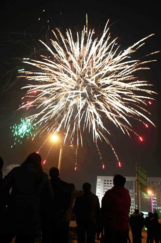 2月6日,市民在江蘇省贛榆縣街頭觀看空中綻放的煙花。當(dāng)日是農(nóng)歷正月十五,不少地方燃起節(jié)日煙花,歡慶元宵佳節(jié)。新華社發(fā)(司偉 攝)