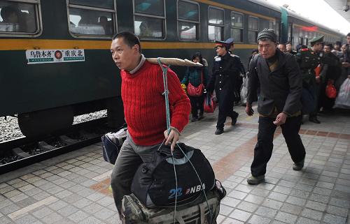 2月7日,在四川廣安站,搭乘L1132次臨時(shí)客車的旅客正在上車。新華社記者 李健 攝