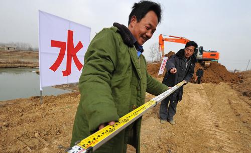 2月8日,工人在五河縣申集鎮(zhèn)農(nóng)田水利建設(shè)現(xiàn)場進行測量。隨著春耕備耕陸續(xù)展開,安徽省五河縣積極組織力量春修水利。在今年的春季農(nóng)田水利建設(shè)中,五河縣加大對規(guī)?;咝Ч?jié)水灌溉工程的投入,計劃投資1300多萬元對2萬多畝耕地進行灌溉治理,以提高效率,減少灌溉時間和灌溉用水量,節(jié)省成本。新華社記者 劉軍喜 攝