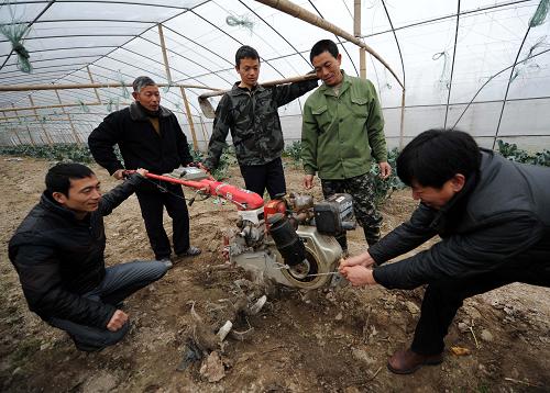 2月9日,南豐縣農(nóng)機(jī)人員姜碧玉(右一)在傅坊鄉(xiāng)梅林村指導(dǎo)當(dāng)?shù)剞r(nóng)民使用農(nóng)機(jī)。元宵節(jié)后,江西省南豐縣組織150余名農(nóng)業(yè)技術(shù)人員活躍在田間地頭,將惠農(nóng)政策和先進(jìn)的生產(chǎn)技術(shù)送到春耕一線,指導(dǎo)廣大農(nóng)民抓好春耕生產(chǎn)工作。新華社記者 周科 攝
