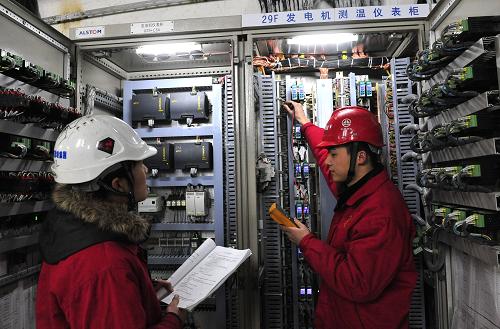 2月9日,三峽地下電站工程技術(shù)人員對(duì)機(jī)組試運(yùn)行后相關(guān)設(shè)備進(jìn)行檢測(cè)。三峽地下電站第五臺(tái)機(jī)組日前進(jìn)入投產(chǎn)前調(diào)試階段。據(jù)了解,這臺(tái)編號(hào)為29號(hào)的70萬(wàn)千瓦機(jī)組是三峽地下電站計(jì)劃2012年投產(chǎn)的首臺(tái)機(jī)組。按照計(jì)劃,29號(hào)機(jī)組調(diào)試將進(jìn)行充水實(shí)驗(yàn)、啟動(dòng)實(shí)驗(yàn)、并網(wǎng)調(diào)試以及72小時(shí)試運(yùn)行等。新華社發(fā)(鄭家裕 攝)