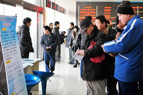 2月10日,求職者在查找招聘信息。新華社記者 朱崢 攝