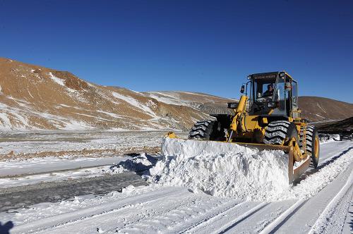 2月10日,日喀則交通部門(mén)調(diào)集的機(jī)械在積雪路段作業(yè)。西藏日喀則地區(qū)聶拉木縣境內(nèi)2月8日凌晨突降暴風(fēng)雪,導(dǎo)致318國(guó)道中尼公路聶拉木縣至樟木鎮(zhèn)交通中斷。據(jù)悉,聶拉木縣至中尼邊境口岸樟木鎮(zhèn)道路平均積雪厚度達(dá)1.2米左右,積雪最深處達(dá)到2米。目前,交通部門(mén)正在全力清除道路積雪搶通道路。新華社記者 文濤 攝