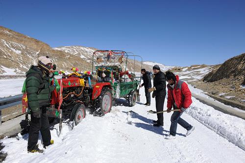 2月10日,在318國(guó)道聶拉木縣境內(nèi),一輛農(nóng)用拖拉機(jī)在雪地中打滑無(wú)法前行。新華社記者 文濤 攝