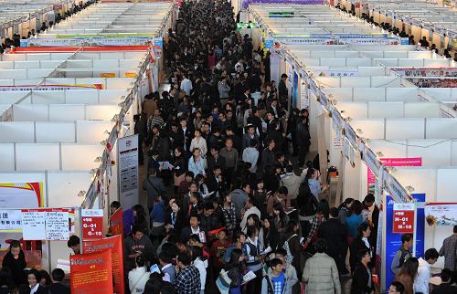 2月11日,大批求職者在昆明國際會展中心舉行的萬人招聘會上。當日,第三屆“世博·陽光”萬人人才招聘會在云南省昆明市國際會展中心開幕,共有來自省內(nèi)外20多個城市的近千家企業(yè)同場攬才,提供各類崗位1萬余個。本場招聘會崗位遍及建筑工程、餐飲酒店、裝備制造、計算機及電子、物流廣告等諸多行業(yè)。招聘會現(xiàn)場還開展了政策咨詢、創(chuàng)業(yè)指導等多種服務。 新華社記者 藺以光攝