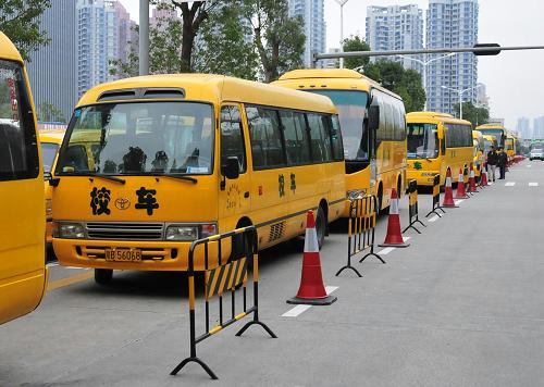 上百輛校車在市民中心檢查點(diǎn)排隊等候檢查(2月11日攝)。2月11日,為消除校車交通安全隱患,深圳交警局和教育局在新學(xué)期開學(xué)前聯(lián)合開展為期3天的2012年校車集中大排查,共設(shè)45個檢查地點(diǎn)對全市3000多輛校車進(jìn)行安全檢查。檢查內(nèi)容主要包括:一是查“雙證”(校車許可證、校車駕駛?cè)俗C),未取得校車駕駛?cè)俗C的司機(jī)和未辦理“校車通行證”的校車不得上路;二是排查校車駕駛?cè)岁犖橹写嬖诘牟环€(wěn)定因素;三是查校車車況,杜絕將無牌無證、報廢、假牌套牌、拼裝等非法車輛作為校車使用;四是查車輛路線,對行駛路線涉及高速公路的校車做好登記,由各高速公路交警大隊加強(qiáng)管控。不合格者,需整改后重新到車管所對校車進(jìn)行復(fù)檢復(fù)核。新華社記者 趙瑞希 攝