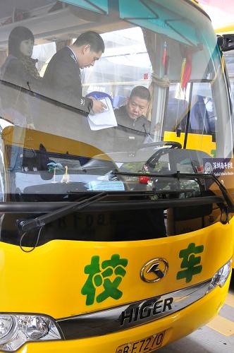 2月11日,兩位深圳交警在檢查校車車況。新華社記者 趙瑞希 攝
