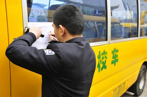 2月11日,一位深圳交警在記錄檢查過程中發(fā)現(xiàn)的問題。新華社記者 趙瑞希 攝