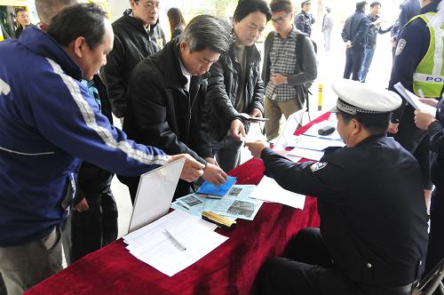 2月11日,深圳一些校車司機(jī)排隊等候交警檢查相應(yīng)證件。新華社記者 趙瑞希 攝