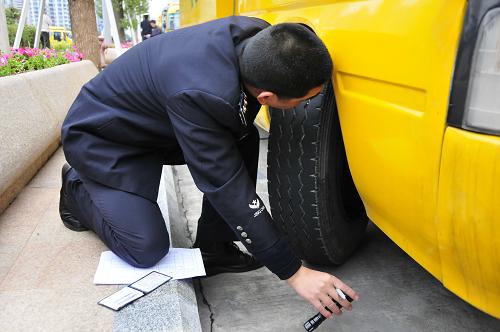 2月11日,深圳的交警在檢查校車車況。新華社記者 趙瑞希 攝
