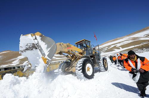 2月11日,聶拉木縣公路段的養(yǎng)護工人在公路上除雪。新華社記者 文濤 攝