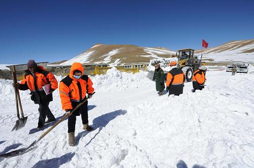 2月11日,聶拉木縣公路段的養(yǎng)護工人在公路上除雪。新華社記者 文濤 攝